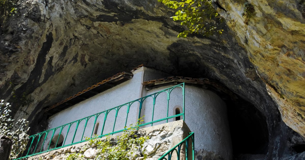 Svakog Đurđevdana Srbi se okupljaju na ovom SVETOM mestu: Ovde čudo "izranja" iz stene