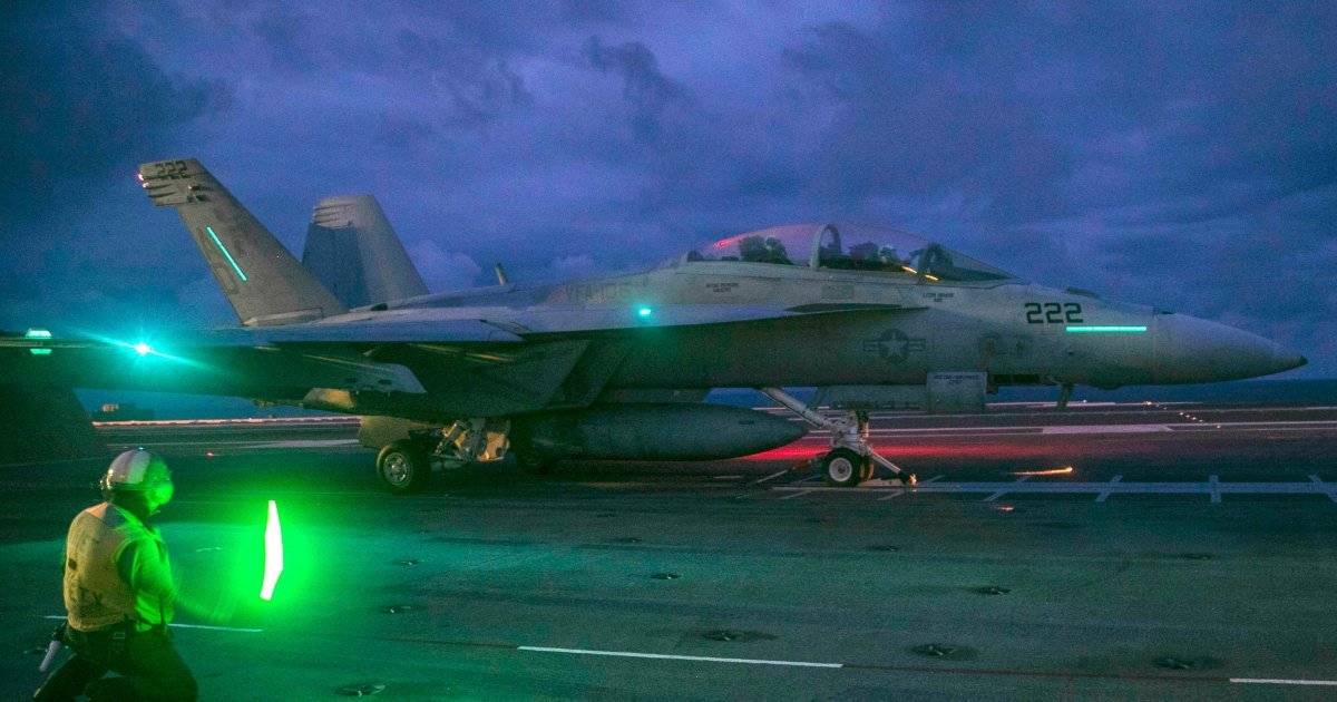 Amerikanci pogodili iranski brod: Hitno podignut borbeni avion sa nosača zbog ove misije!