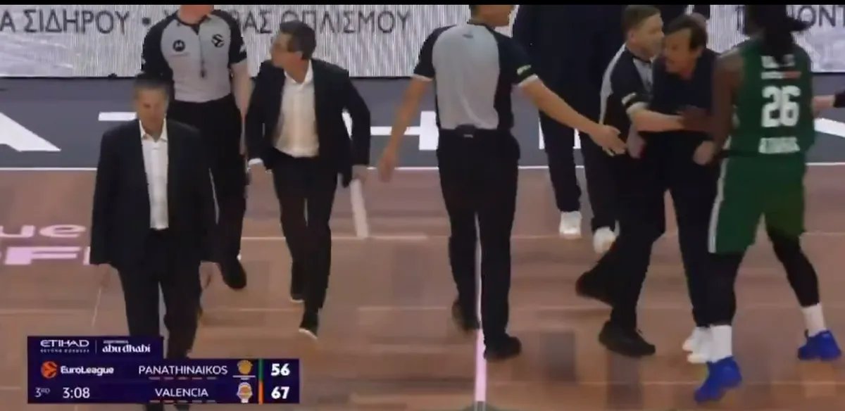 VIDEO Pomračenje uma Atamana: Nasrnuo na Martineza kad mu je odbrusio jednom rečenicom, sudije ga hvatale po parketu