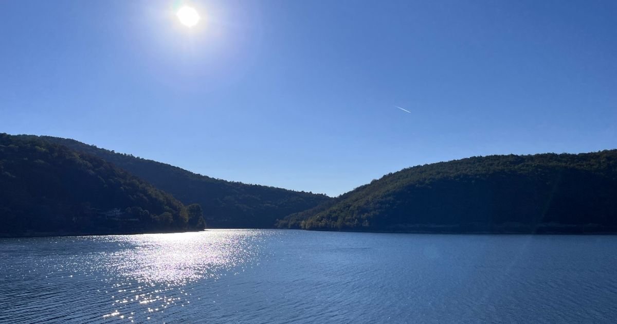 Ovo je najveći monstrum iz Bovanskog jezera: Na legendarnoj fotki ga drže 5 muškaraca, detalji borbe lede krv