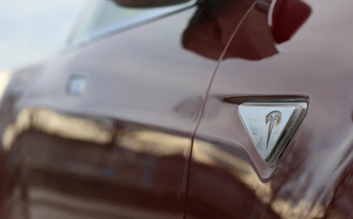 Tesla povlači više 200.000 vozila u SAD zbog greške koja može povećati rizik od sudara