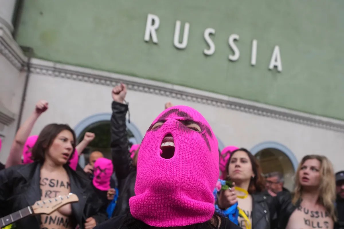 (FOTO) Protest Pussy Riot na Bijenalu u Veneciji: Ruski paviljon privremeno zatvoren
