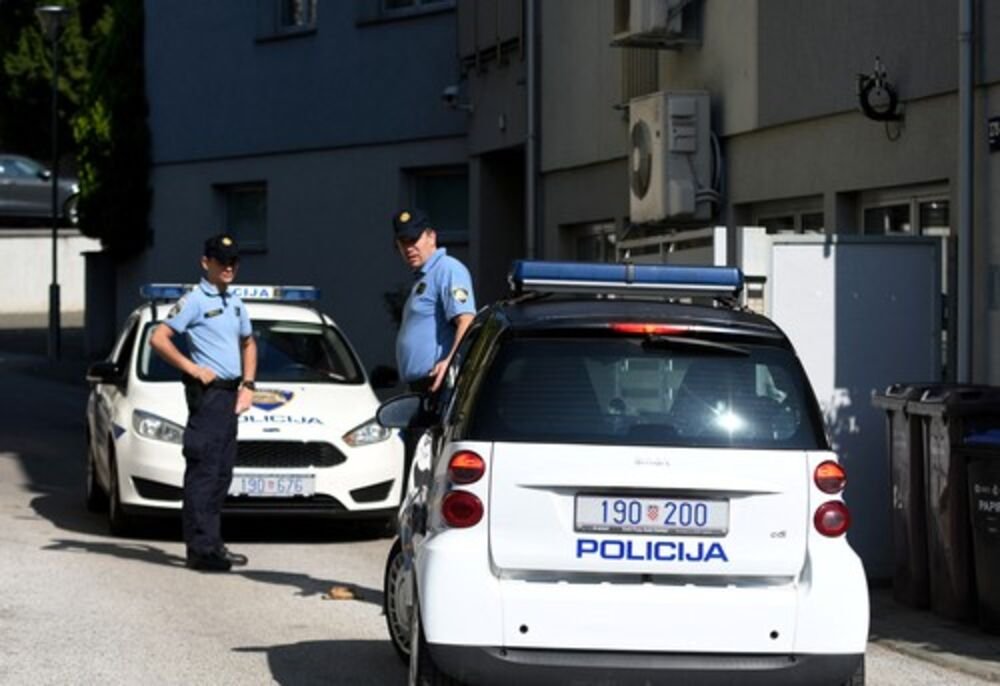 Policajac izašao da podigne novac, a onda mu je autombil završio u moru: Bizarna nezgoda u Hrvatskoj (VIDEO)