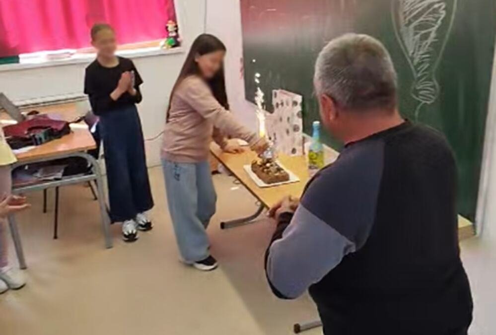 "U školi nisu važni samo nastavnici" Predivan gest osnovaca iz sela Korbevac: Čika Miki priredili rođendansko iznenađenje za pamćenje!