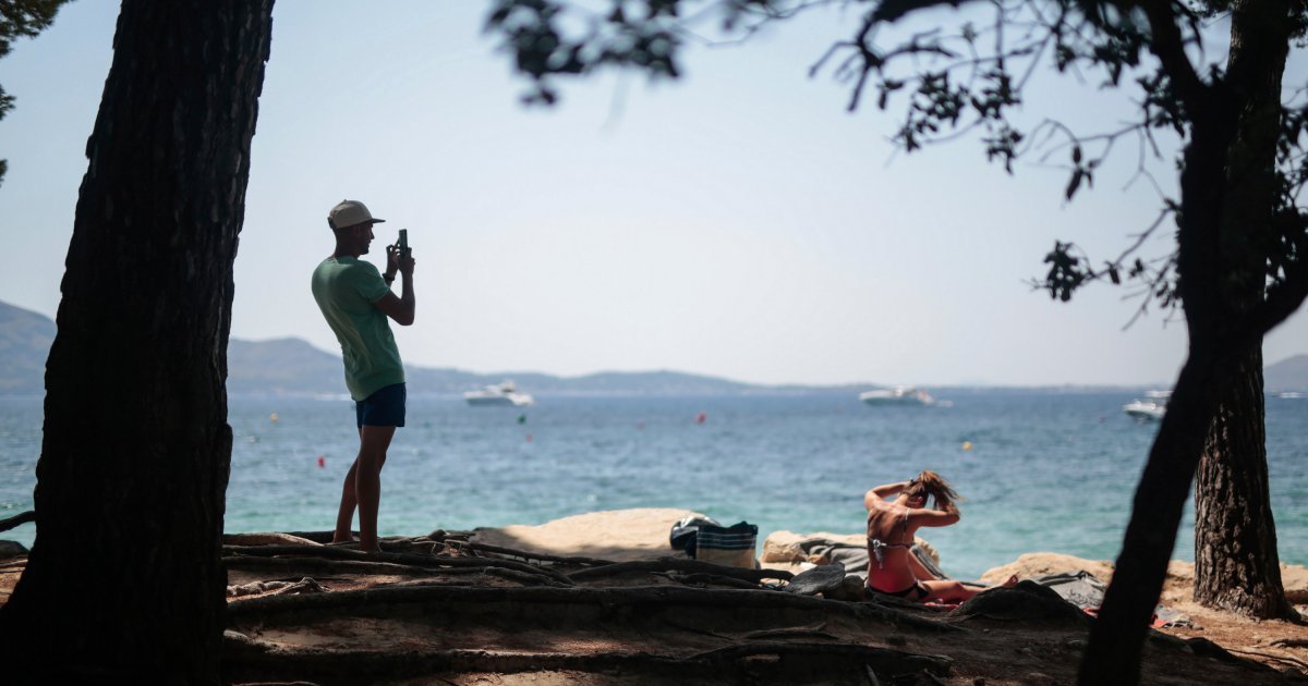 "Potpuni haos, svi se dodiruju, rame uz rame" Horde turista preplavile italijansku obalu i "zarobile" građane