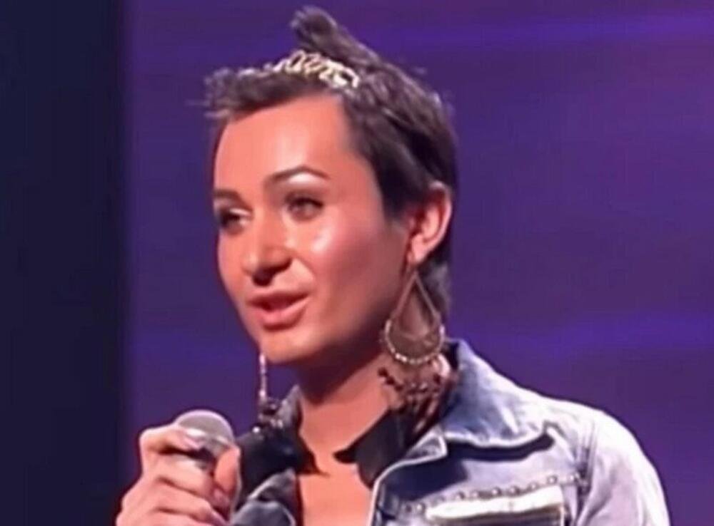 BIO JE PRVI MUŠKARAC KOJI JE NASTUPIO U ŠTIKLAMA! Danas je ŽENA sa SILIKONSKIM grudima - nećete verovati GDE ŽIVI