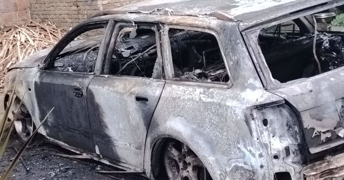 Prizori užasa u dvorištu u Batajnici: Vozilo jedva podseća na automobil posle požara usred noći