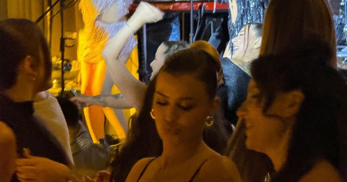 Ema Radujko uhvaćena u provodu, uvijala se sa drugaricama: Na njoj uska haljina, grudi u prvom planu