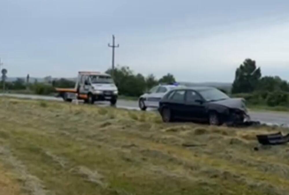 JEZIVA NESREĆA KOD BAČKE PALANKE: U udesu učestvovala tri automobila, jedan završio u njivi, na licu mesta Hitna pomoć i policija (VIDEO)