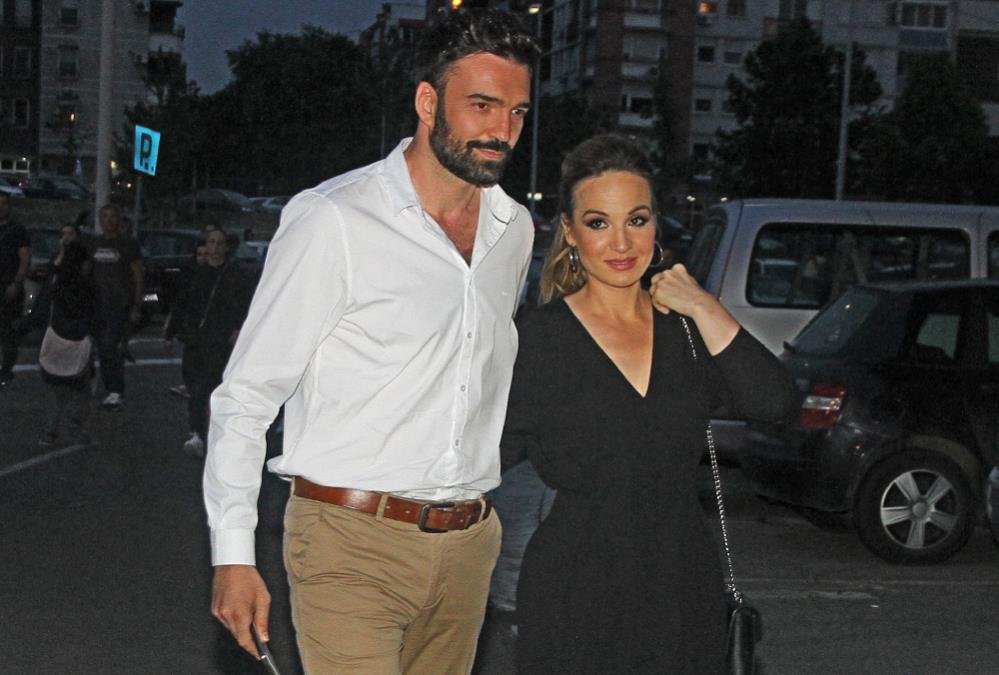JELENA TOMAŠEVIĆ JE PRVO ODBILA OVAJ HIT ZBOG BOSILJČIĆA, PA GA IPAK KASNIJE SNIMILA: Pevačica nakon raskida sa glumcem bila vrlo jasna: Neću da budem jadnica!