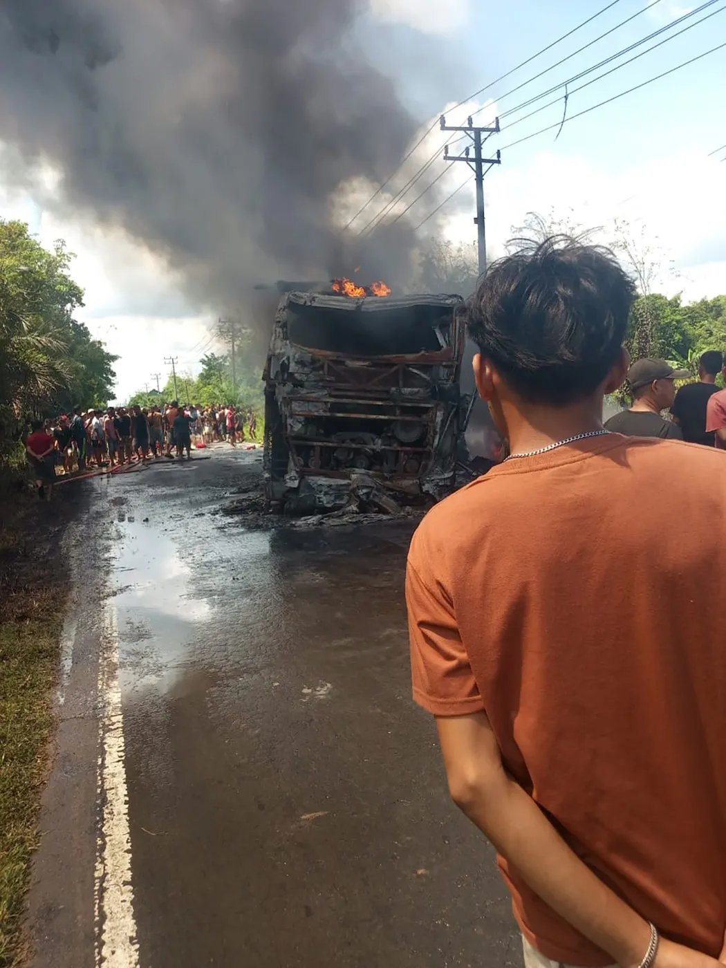 Autobus i cisterna se sudarili: Teška nesreća u Indoneziji, poginulo najmanje 16 osoba