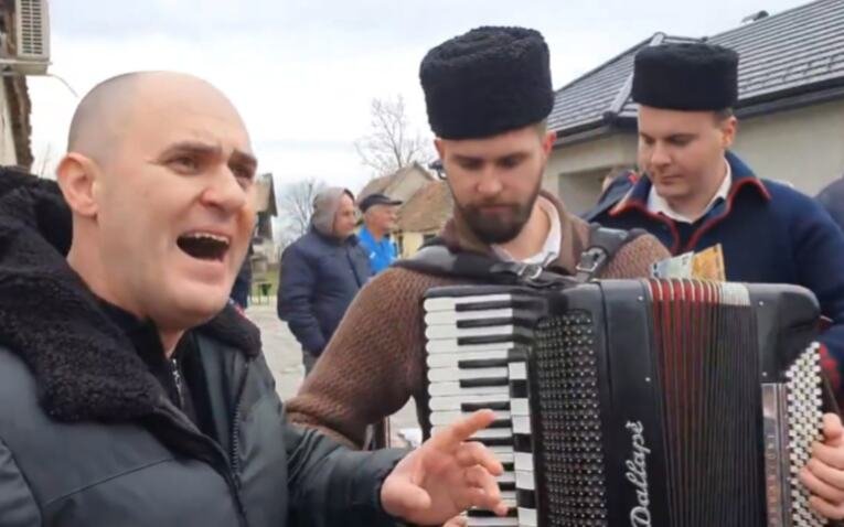 DABRO PEVAO USTAŠKE PESME O PAVELIĆU: "U Madridu grobnica od zlata, u njoj leži vođa svih Hrvata", sad je KAŽNJEN, oglasio se na Fejsbuku (FOTO/VIDEO)