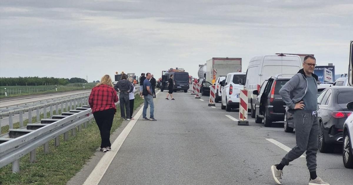 Prvi snimci sa mesta udesa kod petlje Kovilj: Jedan automobil udario u zaštitnu ogradu, povređena žena