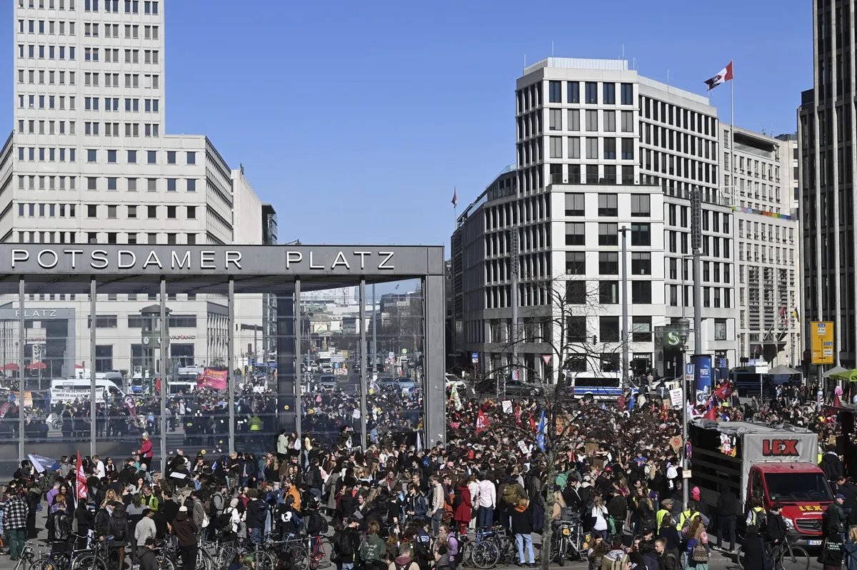 Veliki protest učenika u Nemačkoj, na ulice izlazi 50.000 ljudi: „Nećemo da budemo topovsko meso“