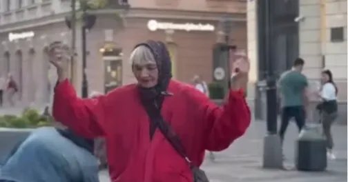 Usnimili je kako pleše na ulici, a malo ko zna da se hranila u narodnoj kuhinji - Snimak jugoslovenske glumice raznežio Srbiju