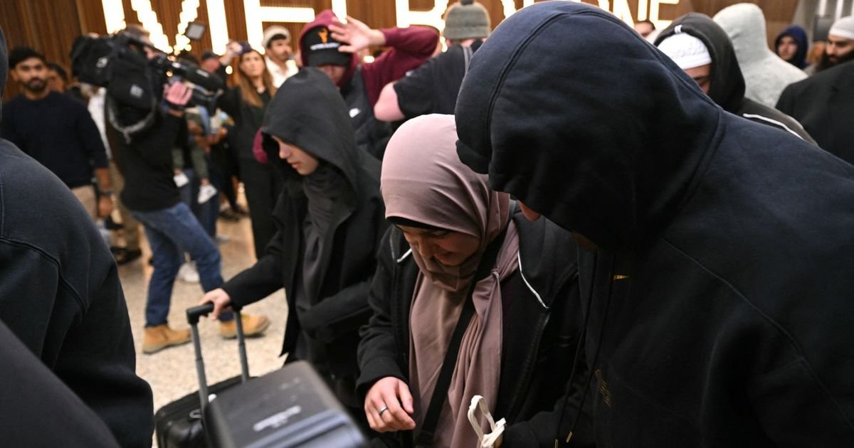 Specijalci okružili terminal, cela zemlja pratila sletanje aviona! Dolazak OPASNIH ŽENA izazvao opšti haos!