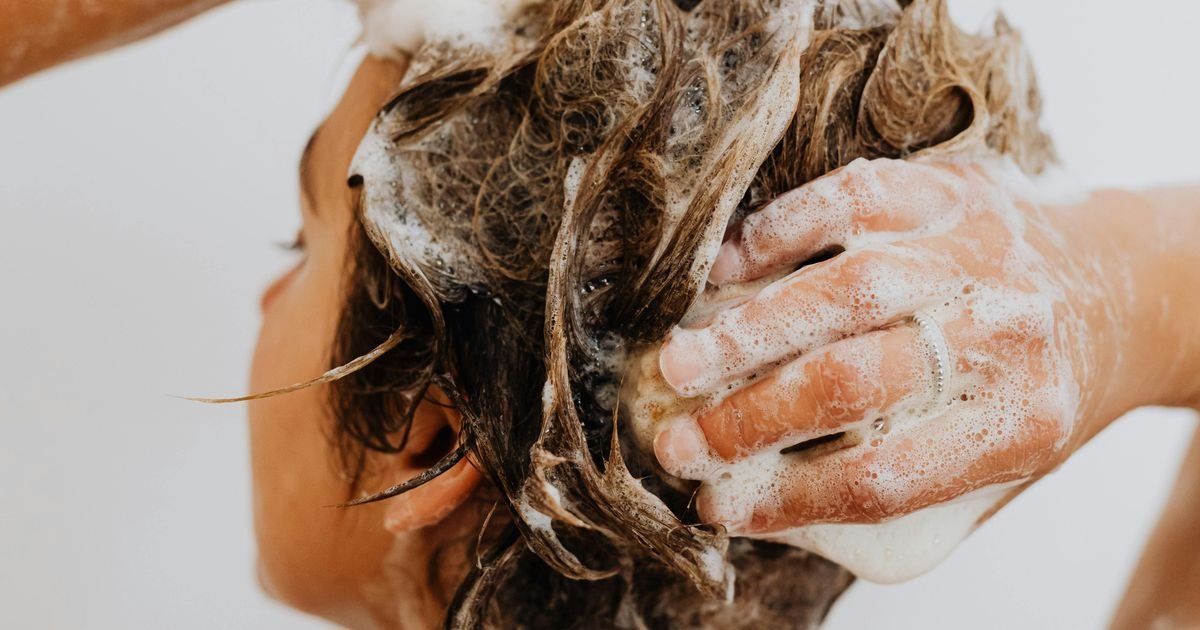 Dok perete kosu pravite jednu opasnu grešku: Zbog ovoga vam dlaka postaje "kao seno" i puca