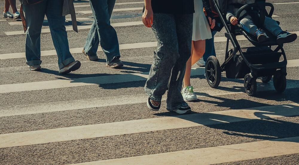 MAJKA SA BEBOM PRELAZI ULICU, A ONDA NALEĆE AUTO... Srbija NE DIŠE DOK GLEDA PRIZOR IZ NOVOG SADA, pa dokle više?!