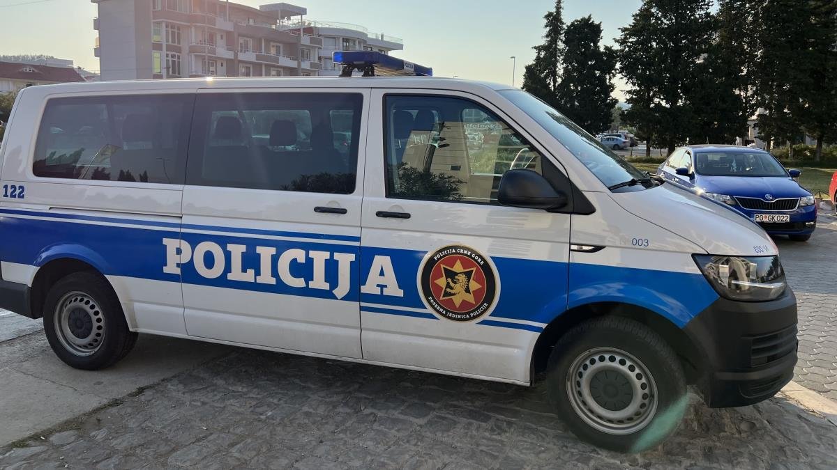 ŽENA UHAPŠENA ZBOG NELEGALNOG POSEDOVANJA ORUŽJA: Policija našla "češku zbrojovku" prilikom pretresa stana u Podgorici