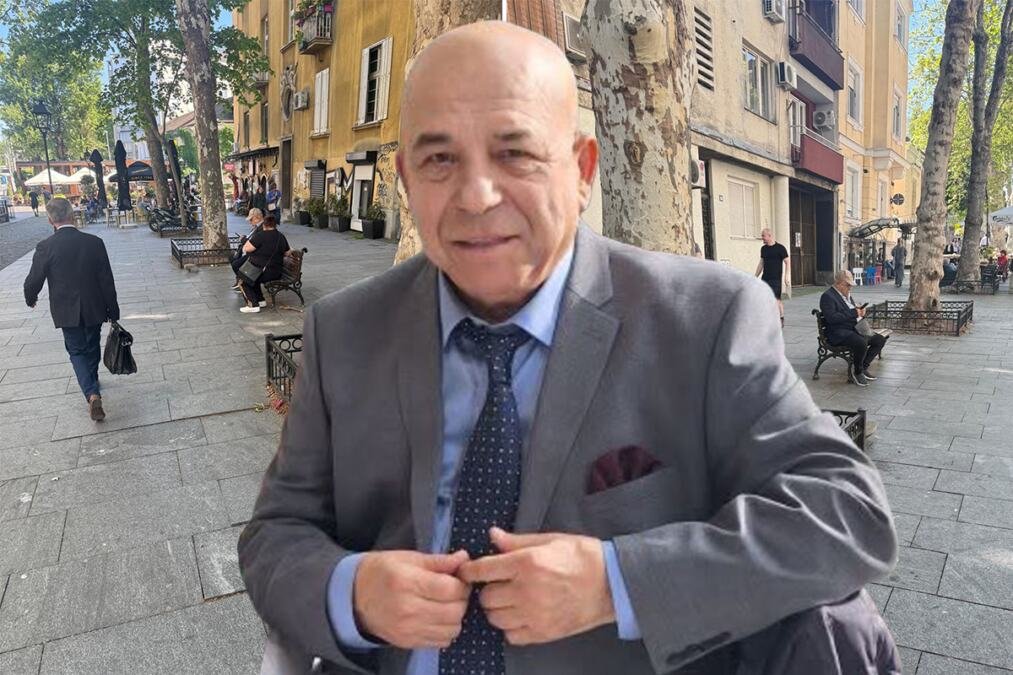 HASAN DUDIĆ USLIKAN SAM NA KLUPI NA DORĆOLU: Pogled prikovan za telefon, misli ko zna gde su mu (FOTO)