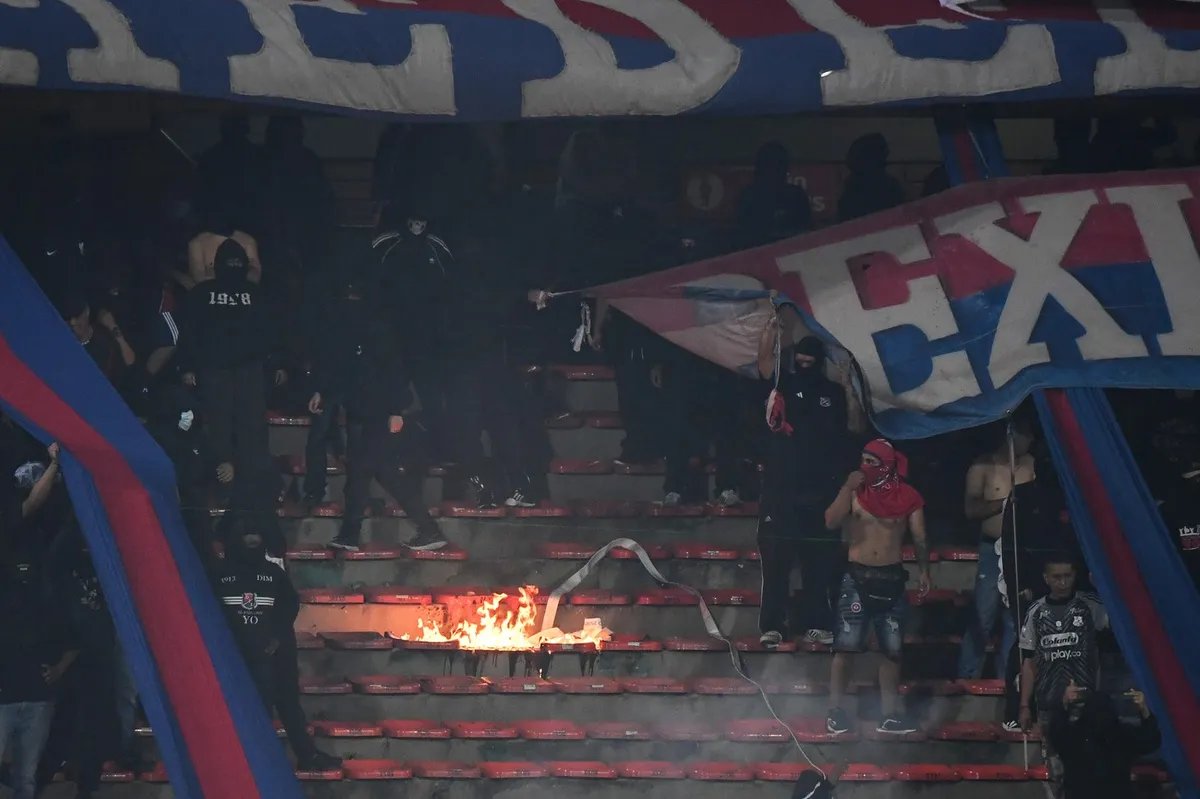 Huligani zapalili sopstveni stadion: Nestvarne scene, upali na teren i napravili skandal VIDEO