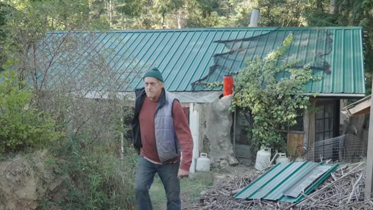 Napustio grad i napravio kuću od otpada: Ne plaća ni struju ni vodu, a njegovo imanje izgleda kao bajka (Foto)