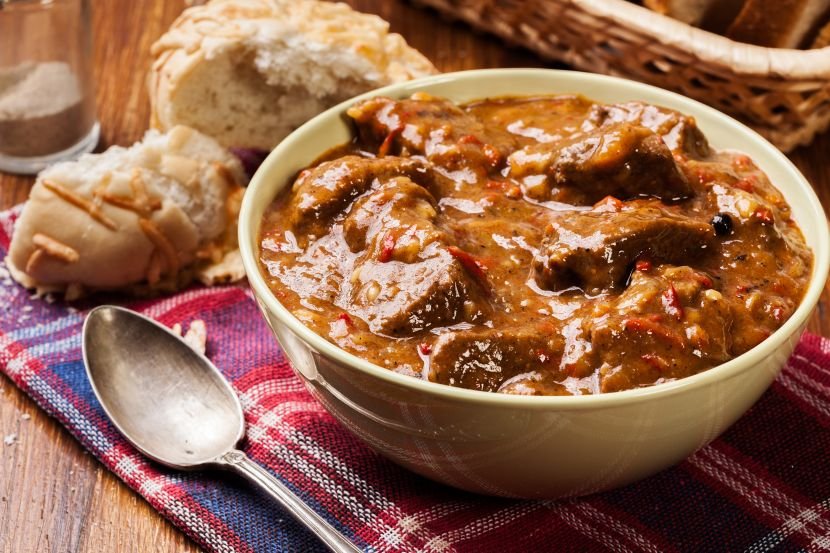 Gulaš koji se lepi za kašiku bez zaprške: 5 trikova za gustinu koje su bake znale napamet