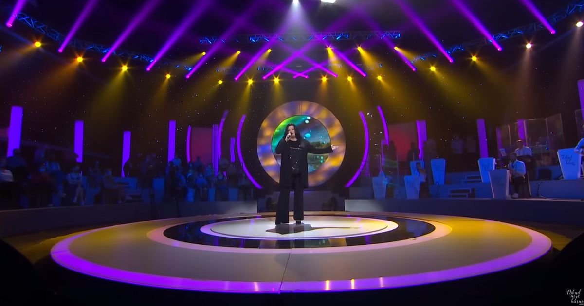 Ovu pesmu su snimile čak 22 pevačice: U sve umešan pevač koji je nedavno oženio 40 godina mlađu