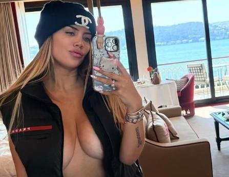NA NJOJ SVE PUCA, A OGROMNI DEKOLTE JE MUŠKARCE OSTAVIO BEZ TEKSTA! Vanda Nara ponovo "zapalila" Instagram - od ovih fotki zastaje dah!