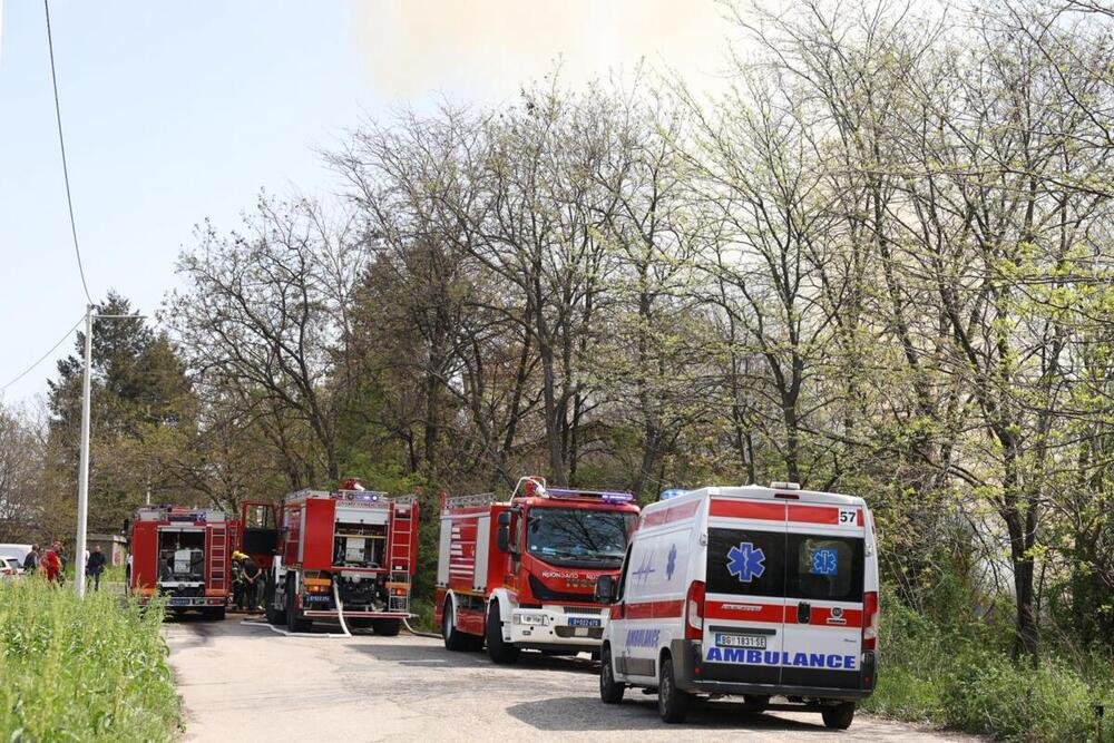 VELIKI POŽAR U FABRICI NAMEŠTAJA U SVRLJIGU! Vatra guta sve pred sobom, 5 vatrogasnih vozila na terenu!