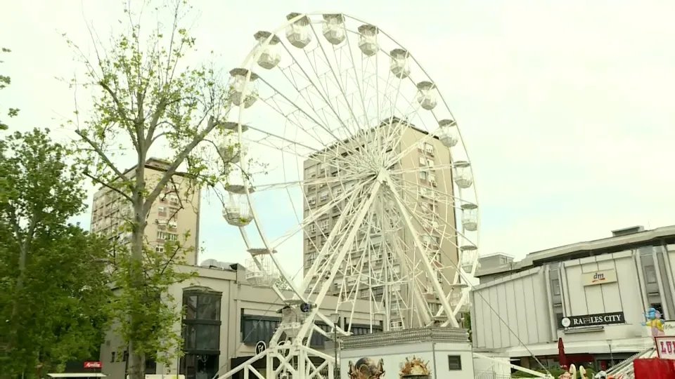 "Mogu da vide šta kuvam za ručak": U centru Kragujevca postavljen panoramski točak, stanari obližnjih zgrada strahuju za bezbednost