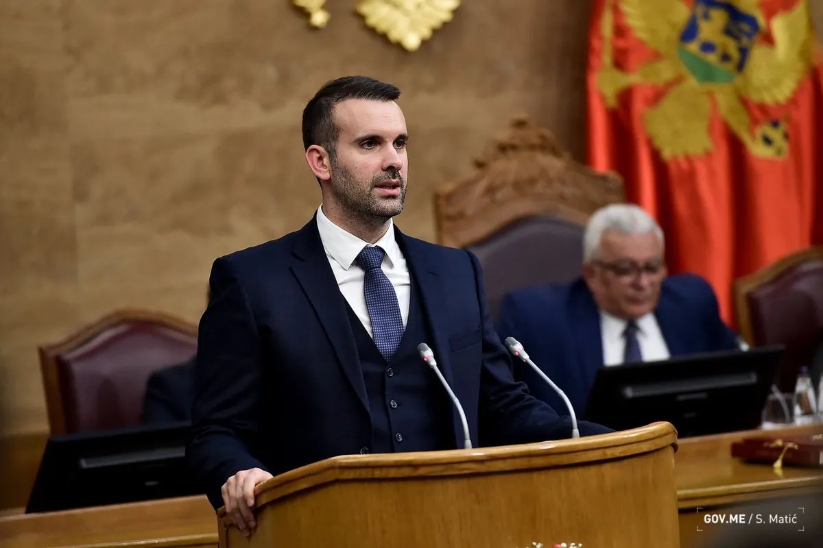 Spajić prodao svog mercedesa za 48.000 evra, pola crnogorske vlade nema privatna vozila
