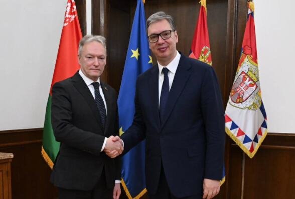 VUČIĆ SE SASTAO SA MALINOVSKIM: Sadržajan razgovor o unapređenju saradnje naših zemalja u oblastima obrazovanja, kulture, sporta, ekonomije i drugim sferama
