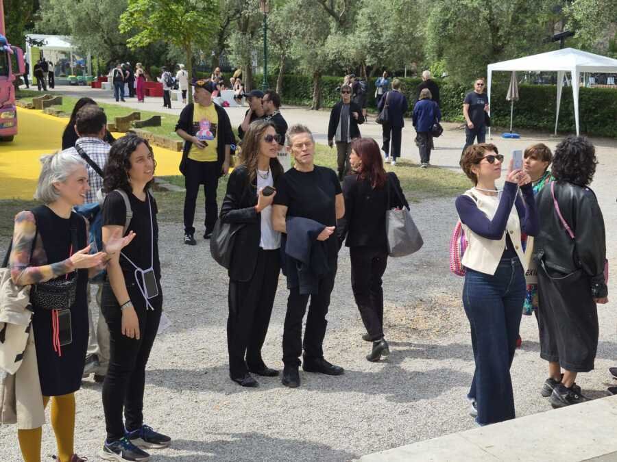 (Paparaco) Vilijem Defo u Veneciji: Slavni glumac razočaran ispred zatvorenog Paviljona Austrije