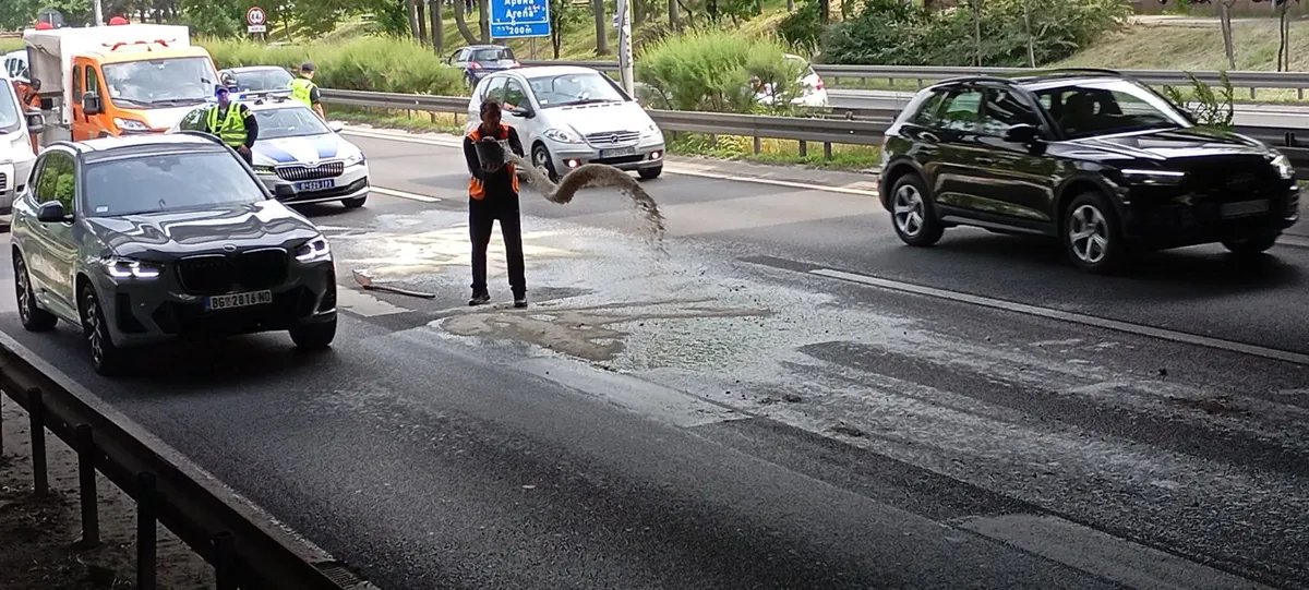 (FOTO) Crna materija se izlila na auto-put kod Bloka 29, policajac kaže da se otkačilo crevo sa kamiona