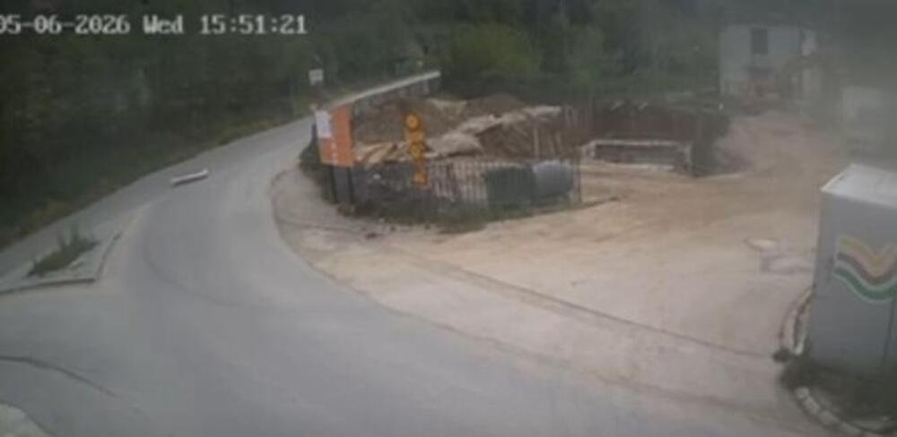 OBJAVLJEN SNIMAK KAKO JE SANDUK SA POKOJNIKOM ZAVRŠIO NASRED MAGISTRALE: Ovo je nešto NAJBIZARNIJE ŠTO ĆETE VIDETI!