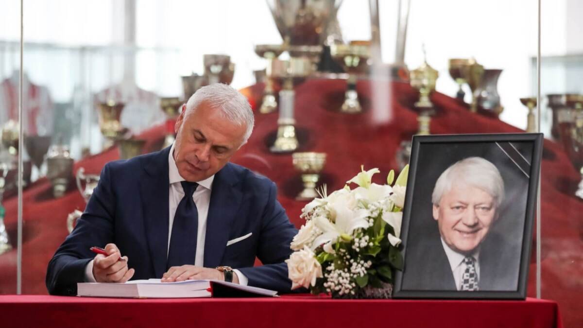 ČELNICI CRVENE ZVEZDE UPISALI SE U KNJIGU ŽALOSTI: Odata počast velikom Vladimiru Cvetkoviću