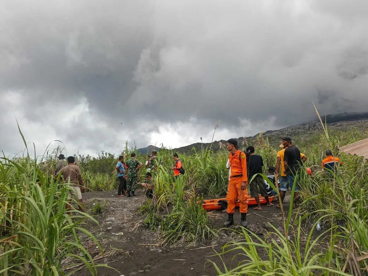 FOTO, VIDEO Pakao u Indoneziji: Turisti bežali pred erupcijom, troje poginulo