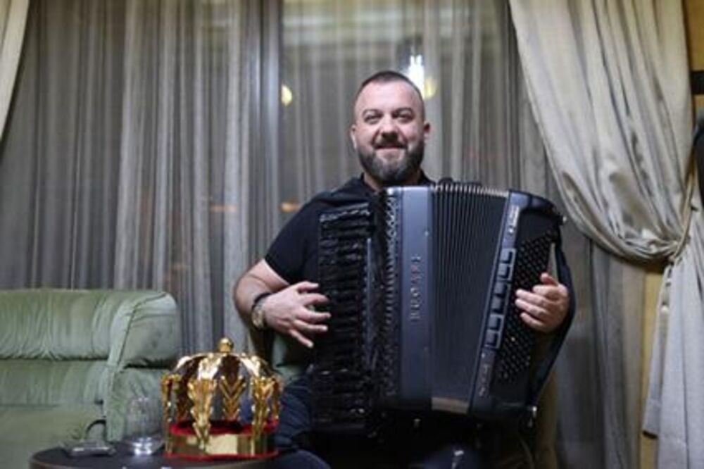 "On je uveselio tu kuću" Narod ga obožava, svirao čak i na ispraćaju u zatvor, baš ništa mu ne predstavlja problem