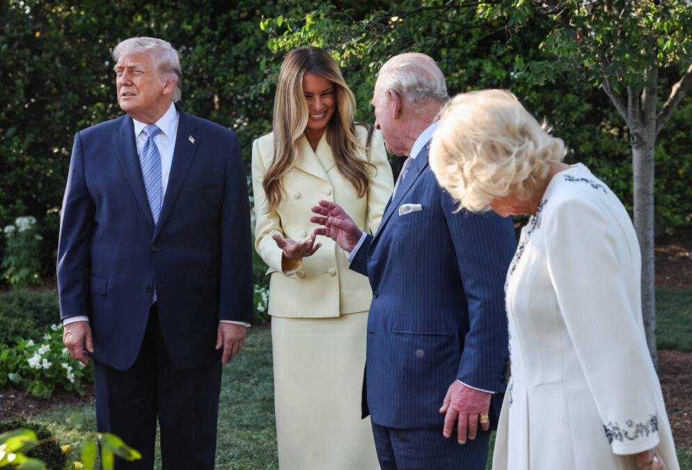 Melanija Tramp prekršila protokol sa britanskim kraljem: "Trajalo je toliko dugo da bi se u monarhiji zgrozili"