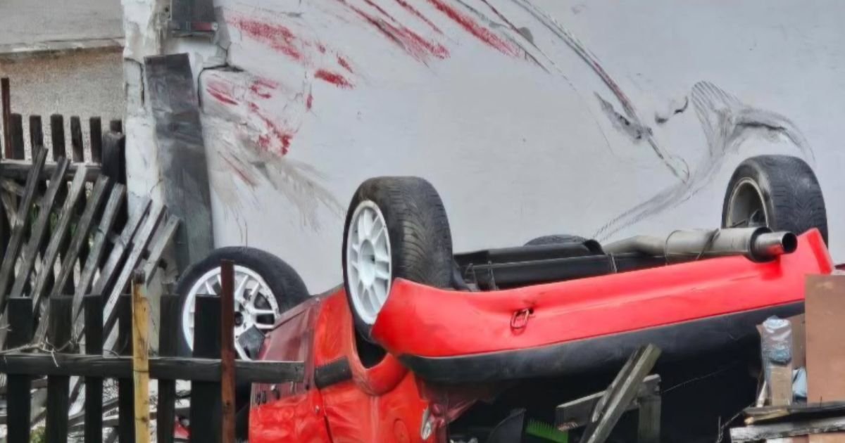 Ovo se ne viđa svaki dan! Auto u Novoj Varoši završio u dvorištu kuće, pukom srećom izbegnuta tragedija