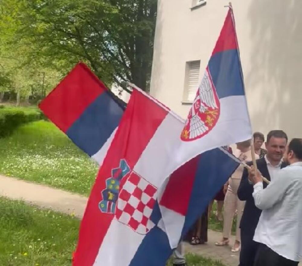 "JOŠ SAMO FALI DA KUM BUDE BOSANAC..." Srbin i Hrvatica rekli "DA" - VIJORILE SE SRPSKA I HRVATSKA ZASTAVA!