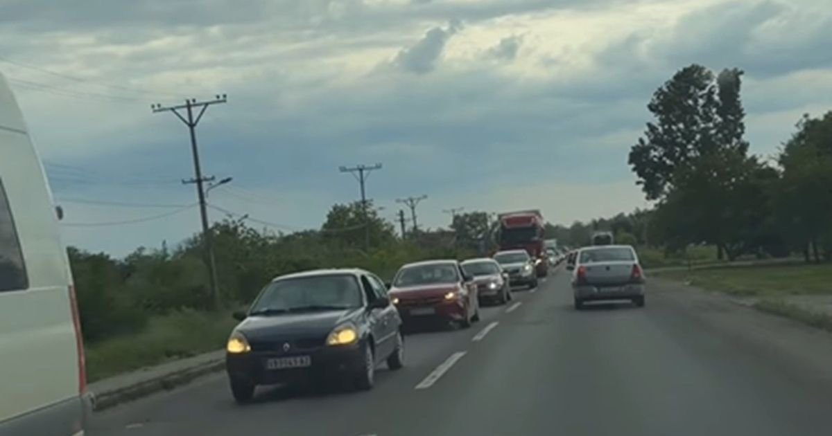 Kilometarske kolone u ovom mestu: Vozila mile, a kroz centar je potpuni zastoj