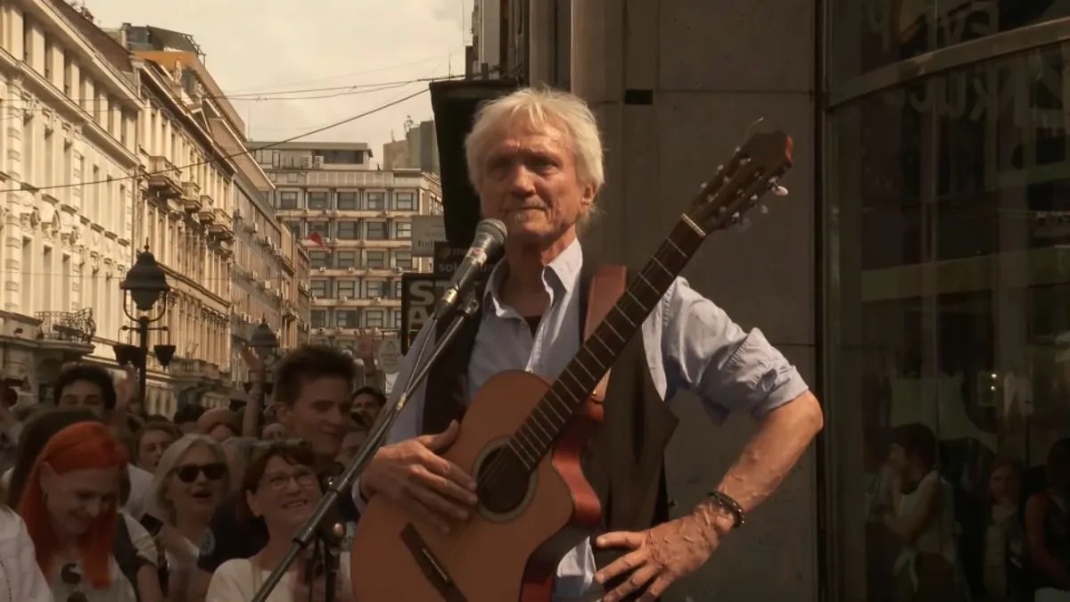 (VIDEO) Rundek poručio da je "zadivljen onime što studenti rade" i zapevao "Ay carmela": Mini koncert u centru Beograda
