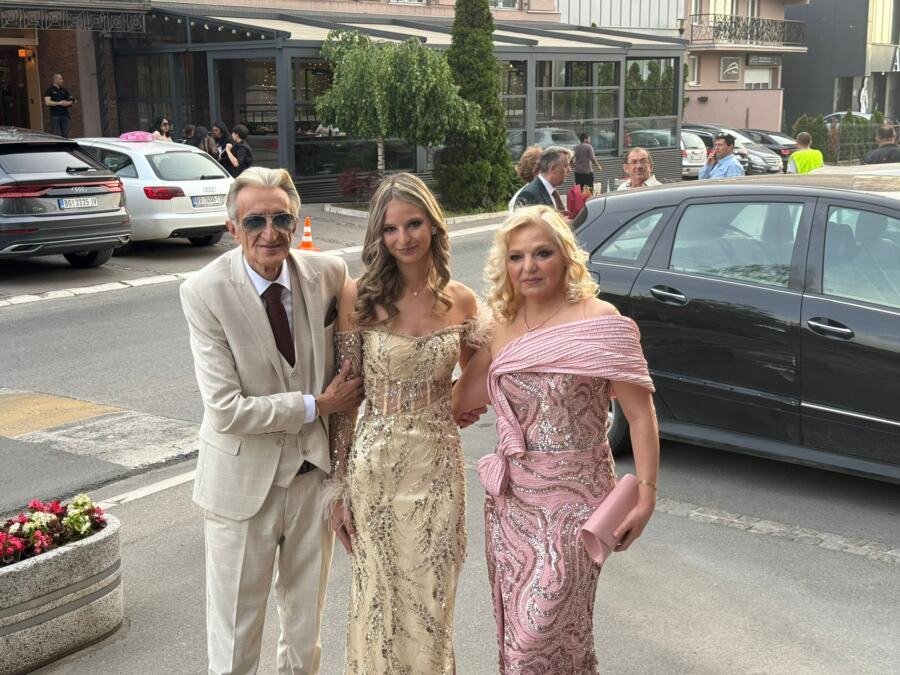 ĆERKA I ŽENA MIRKA KODIĆA KAO SA CRVENOG TEPIHA: U šljokičastim haljinama zablistale, harmonikaš ponosan (FOTO + VIDEO)