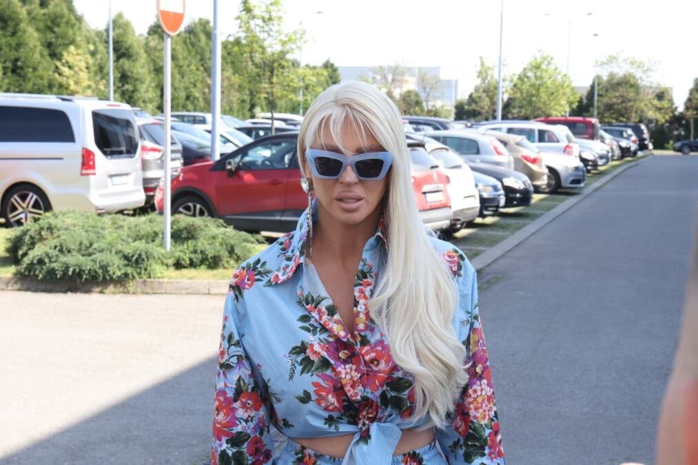 PROŠLA KROZ TRI ŠKOLE I EVO ŠTA JE NA KRAJU ZAVRŠILA: Ovo je obrazovanje Jelene Karleuše: Nije uradila ono što su ostali članovi njene porodice