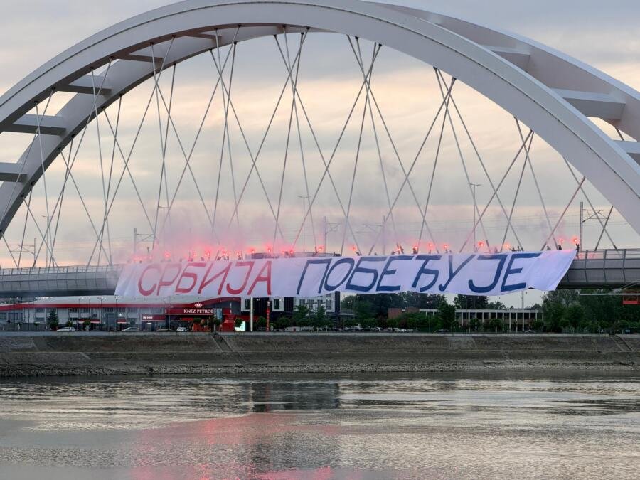 SRBIJA POBEĐUJE! IMPRESIVNA ATMOSFERA NAD DUNAVOM U NOVOM SADU Baklje na Žeželjevom mostu osvetljavaju veličanstveni slogan (FOTO/VIDEO)