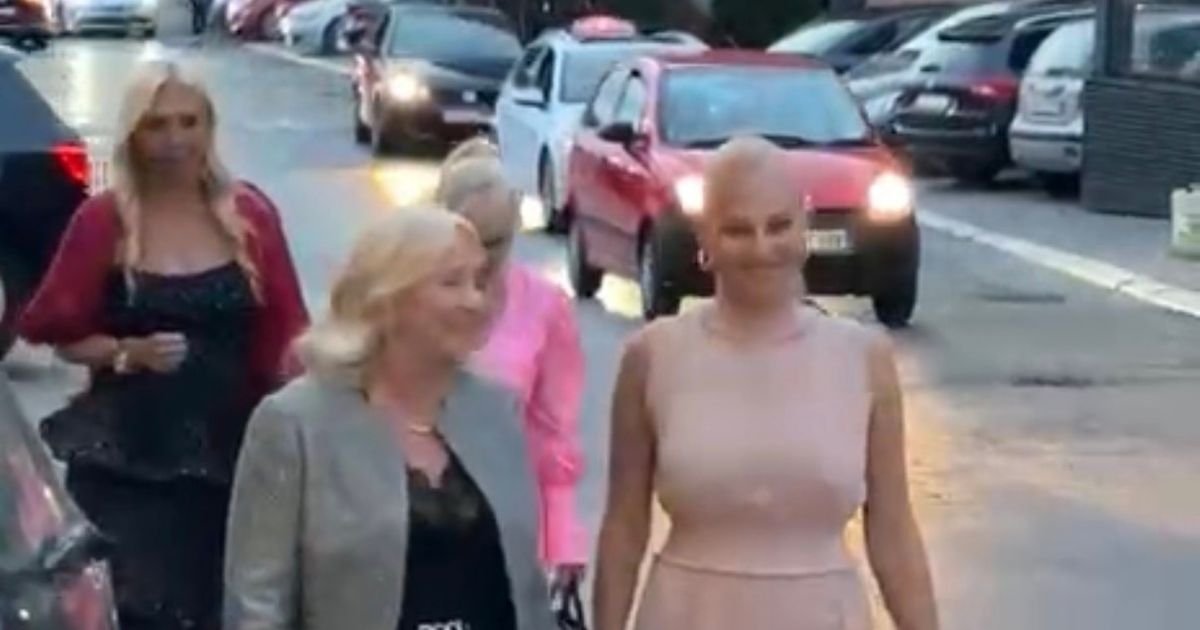 Porodica Šaulić stigla na slavlje: Goca sa ćerkama kod Kodića, njegov kolega pomenuo kovertu: “Zaboravili smo”