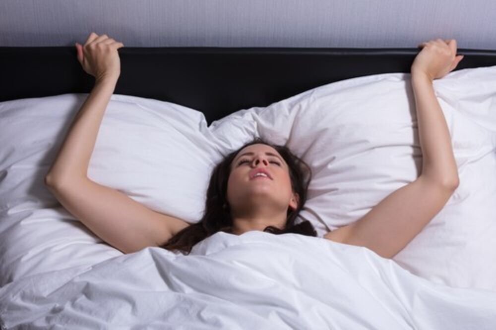 MUŠKARCU SU RUKE POTPUNO SLOBODNE! Za ovom INTIMNOM pozom žene su ODLEPILE! Evo šta treba da radite