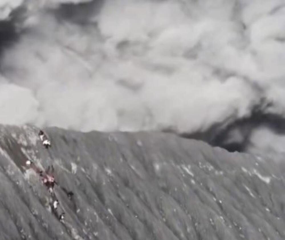 STRAVIČAN PRIZORI LEDI KRV U ŽILAMA! Više poginulih u ERUPCIJI VULKANA, ljudi u panici BEŽALI DA IZBEGNU SMRT!